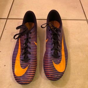 Nike soccer cleats size-11